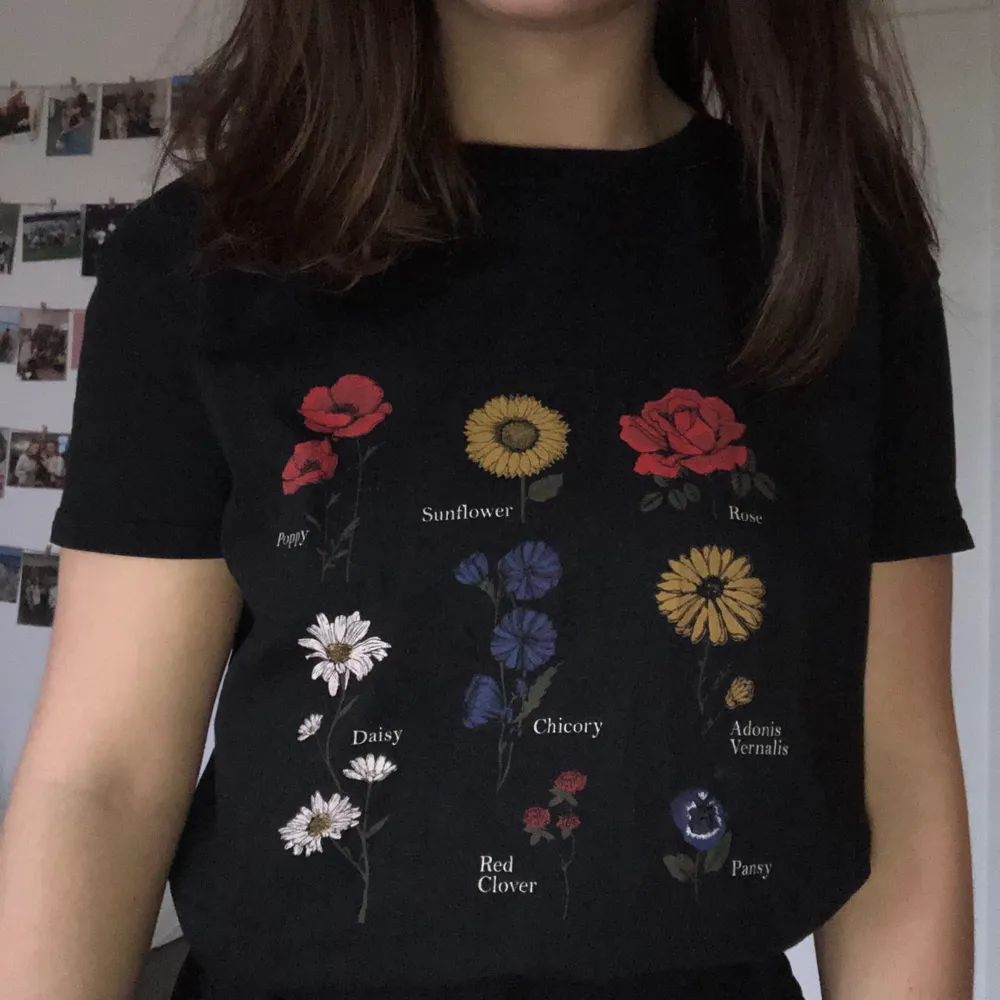 En t-shirt från Bershka med olika blommor som motiv. Säljer då jag inte får någon användning av den längre. Den är i fint skick och har inga märken eller hål😌. T-shirts.