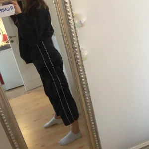 Svarta byxor - Svarta byxor som är jättefina och bekväma. Är lite korta men det är meningen. Frakt ingår i priset