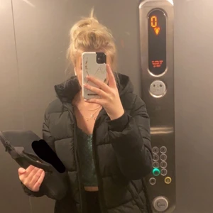Jacka  - Jag säljer en jacka i storlek S, den passar både för folk som har xs/m. Den är i väldigt bra skick och är fin till allt. Säljer den pågrund av att den knappt används!! 💕💓💞👌🏽  ställ mer frågor om ni har några funderingar!! 