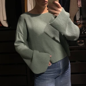 NAKD stickad tröja - Stickad tröja från NAKD strl. XS. Fin stickad tröja i bra skick med längre vida ärmar. Tror färgen heter duck green. Köparen står för frakten!