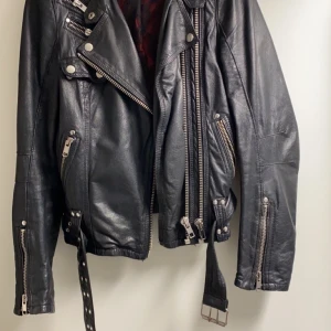 Kenza skinnjacka  - Säljer en äkta Kenza skinnjacka från Jofama i storlek 34. Jackan är använd men i bra skick. Skickar om köparen står för frakt. 