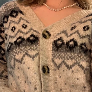 Pull&Bear Kofta - Supermjuk och höstig farfarskofta köpt från Pull&Bear förra året! Oversized passform. Sparsamt använd men blev tidigt lite nopprig under armarna p.g.a. materialet (se bild 3). Inget jag tycker märks alls.♥️