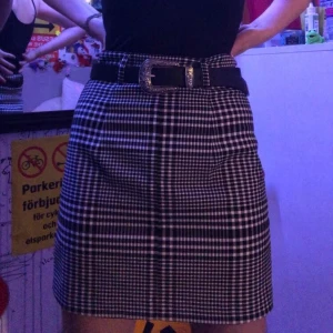 Rutig kjol - Fin rutig kjol från H&M för typ 200kr. Använd typ 3 gånger (skärpet ingår inte). Köparen betalar frakt 