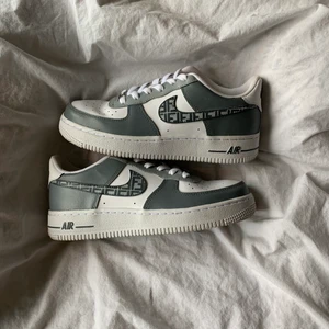 CUSTOMMADE SHOES - jag driver ett UF företag som gör egendesignade skor, man kan lägga en beställning på vår Instagram @customkicksUF
