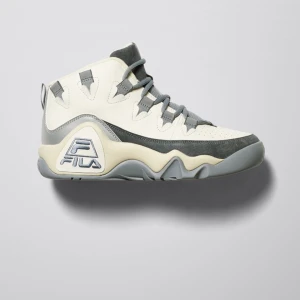 Skor  - Fila 95 sneakers beige ! Helt nya, aldrig använda.  Köpta för 1200kr  