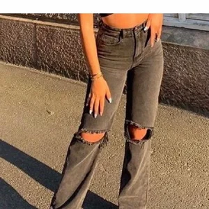 Trendiga jeans  - Säljer dessa superfina jeans pågrund av att dem är för stora för mig som är 155. Dessa passar perfekt till någon som är XS/S. Bilden är lånad av en annan tjej från plick❤️budgivning i kommentarerna. Bud startar på 400❤️