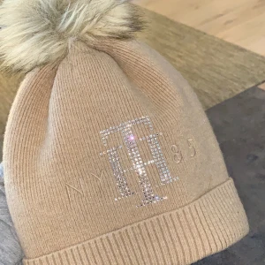 söt mössa - Säljer nu min oanvända Tommy Hilfiger mössa med små diamanter framtill som är super skön och varm och passar perfekt nu till vintern ✨🤍Fri frakt!
