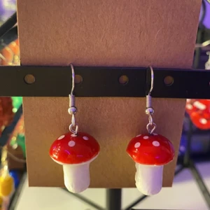 Örhängen - Svamp örhängen! Super fina och lätta! Har gjort dom själv:) dom är ej provade jag har flera par!😚🍄 priser inkl frakt! ÄR INTE EXAKT DOM PÅ BILDEN JAG POSTAR DÅ JAG HAR FLERA LIKADANA