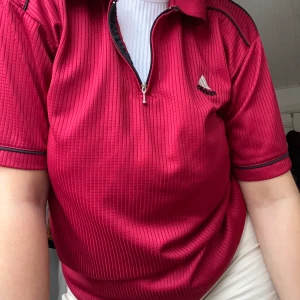 VINTAGE ADIDAS - Riktigt frän vintage adidas tröja med krage. Passar allt mellan xs/m. Jätte skönt material också! 100 kr + frakt 🚚 