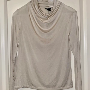 Sidenströja med polokrage - En beige skimrig tröja med polokrage perfekt till hösten. Storlek 34. Aldrig använd. 💜