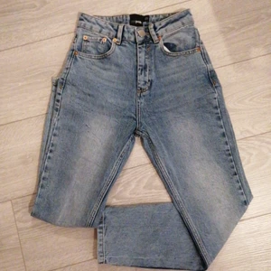 Asos Jeans - Sjukt snygga byxor, får lov att sälja då de ej passar :( OBS vill rekomendera dessa byxor till dig som är lite mindre då de är ganska tighta men otroligt fin passform! Dom är inte jätte använda! 