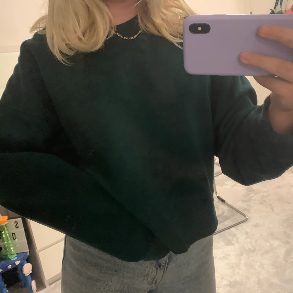 Asfin grön sweatshirt i strl M så den är lite overzied. Den är från Zara och är i fint skick. 100 kr + frakt. Hoodies.
