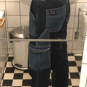 Så coola jeans från urban outfitters. Köpt för ca 600 kr. Strl 27 i midjan men den är stretchig så den passar nog allt från Xs-M.