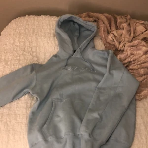 Hoddie  - Ganska så stor i storleken, säljer pga den är för stor för mig och att den inte kommer till andvändning. Vill se hur mycket hoddien är värd så buda, kom privat om ni vill buda. OBS tvättar hoddien innan den skickas 