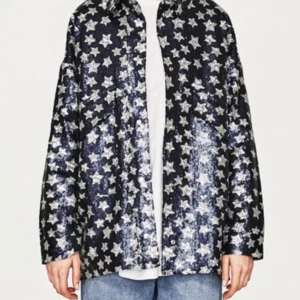 Zara star jacket - Säljer min älskade Zara-jacka som jag köpte för 3 år sedan men som jag inte använder idag. Väldigt bra skick trots åldern. Är i storlek L men sitter bättre på perfekt en XS-M. Finns fler bilder jag kan skicka🤠🤠 Köpte den för 559 men säljer för 300kr. Frakt tillkommer. 