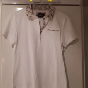 Barbour blus - Helt oanvänd blus Barbour. Säljes pga fel stl. Stl 10. 300 kr