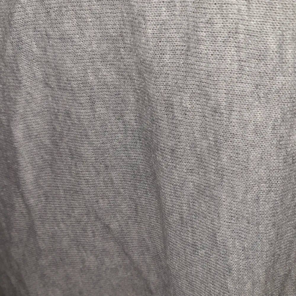 Säljer grå stickad tröja från Only. Är oversized på mig som xs.. Tröjor & Koftor.