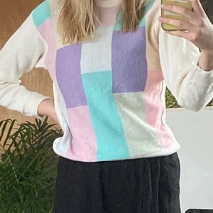 Stickad tröja - Sjukt fin stickad tröja med pastellfärger som jag köpt här på Plick. Tyvärr så passade den inte riktigt mig. Använd några gånger av personen jag köpte från men har själv endast testat den. Storlek M men passar mer som en S. Köparen står för frakt!
