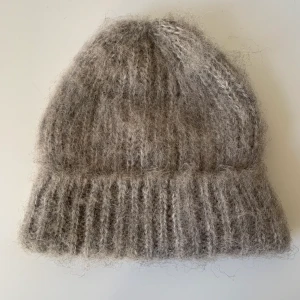 Mohairmössa beige - Beige mössa i ull och mohair. Riktigt mysig! Från HMtrend. 