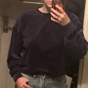 Blå croppad STAY tröja. - Blå croppad STAY tröja köpt från Carlings. 120kr + frakt.