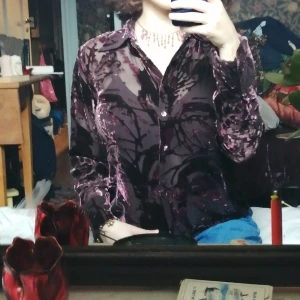 Festblus - Vinfärgad Blus av sammet och mesh från Humana. Är lätt och skön. Passar till vardag och fest. Frakt ingår🖤