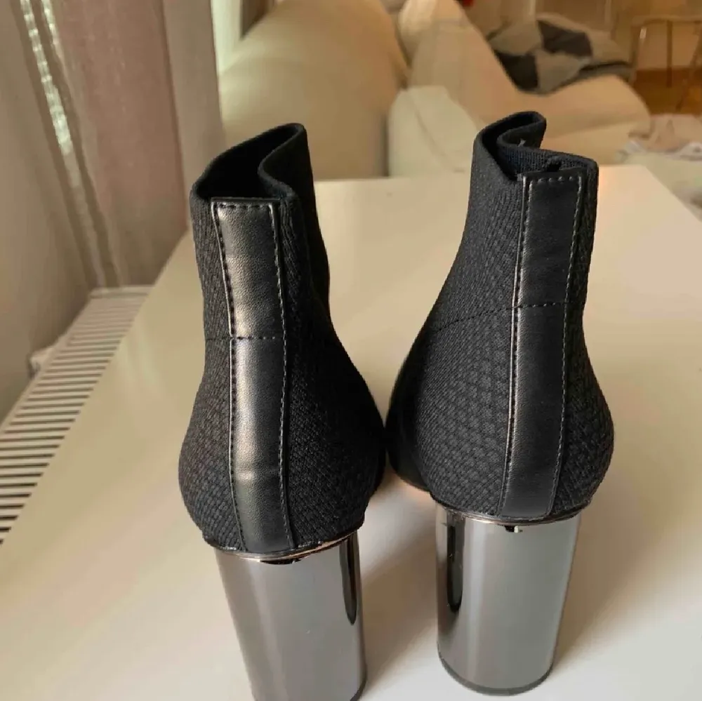 Zara ankel boots Worn once Size 39. Skor.