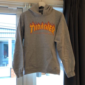Hoodie från Thrasher - Hoodie från Thrasher i storlek S (herrstorlek). I använt skick. Finns fler bilder.