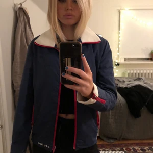 Ball jacka - Skit snygg jacka som är köpt här på plick men som tyvärr inte kommer till användning😣 skriv om ni har frågor, svarar snabbt. Storlek S men sitter mer som en M. Köpare står för frakt💗