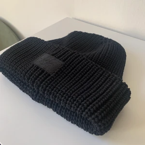 Carin Wester Mössa - Svart mössa i bomull och ull (ej sticksig!). Trendig modell, påminner mycket om Acnes mössa. Fint skick! 