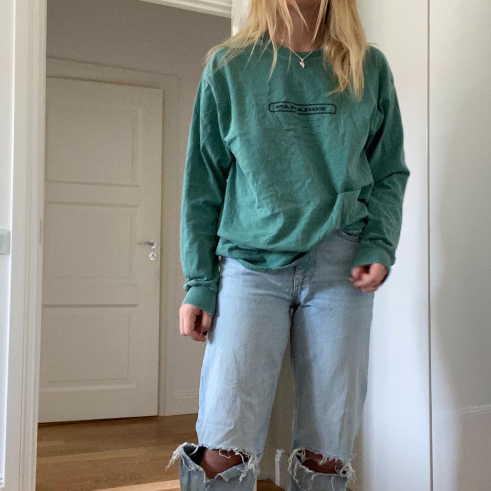 SĂ€ljer nu min svincoola tröja ifrĂ„n Urban Outfitters dĂ„ den inte lĂ€ngre kommer till anvĂ€ndning. SĂ„ snygg grön fĂ€rg med coolt tryck pĂ„ ryggen och ett mindre pĂ„ framsidan. Ordinarie pris 500kr đâĄïžđ«. Toppar.