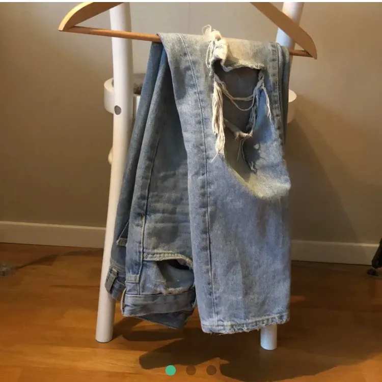 supersköna trasiga blåjeans i trendig ljus tvätt, hål både fram och bak vid foten, distressade fållar. Jeans & Byxor.