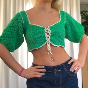 Virkad topp  - Topp med puffärmar som jag virkat själv. Knytningen framtill reglerar storlek🧚🏻