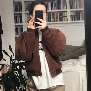 Jacka i mocka - Brun vintage mockajacka. Kommer ifrån Rosetti. Osäker om det är äkta mocka eller imitation. Köpt begagnad men är i hyfsat bra skick och har ej tydliga defekter. Är i storlek 36 men passar även 34!  ✨