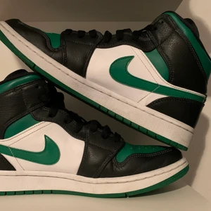 Air Jordan 1 - Säljer mina AJ1 (Pine Green, storlek UK 8.5 EUR 43) Använt lite. Kvitto finns. Kan träffas i Uddevalla och Göteborg annars kan fraktas. Cond 9/10, orginal box medföljer ej!