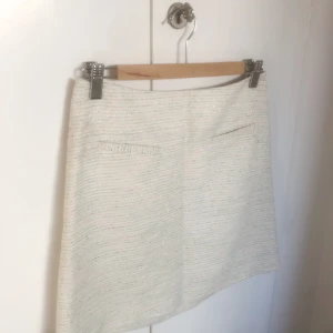 Söt glitter  kjol med fickor  - Kjol i bra skick med små fickor. Inga synliga defekter. Inköpt på second hand. Passar en M men saknar lapp 