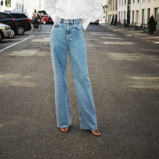 säljer dessa populära, helt nya jeans från zara i strl 38 för att de är en aning stora på mig i midjan. dessa jeans är gjorda för att man ska kunna klippa dem till önskad längd och det är därför de är så långa :) buda privat från 200kr (+frakt)! ❣️ bud ligger på 280 just nu! (avslutas söndag kväll kl 19). Jeans & Byxor.