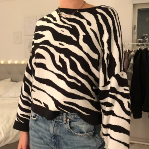 Zebratröja - Säljer den här tröjan från Gina Tricot! Den har lite ”ballongärmar” och är jättefin till passform. Storlek M men passar även S! Använd sparsamt! Kan både mötas upp i Stockholm o frakta, men då står köparen för frakten :)