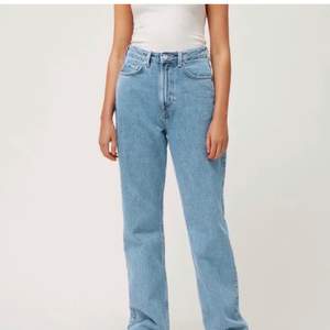 Säljer dessa jeans då dem tyvärrrrr😫var för stora... köpte dem här på Plick! Frakt ca 70 kr