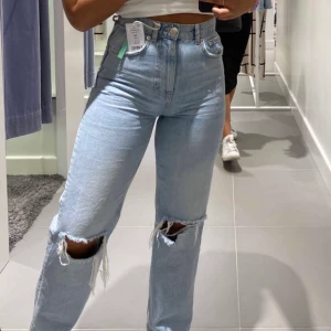Gina 90s Jeans - Säljer dessa populära Gina jeans då jag personligen tycker dom är liiiite väl långa på mig. Inköpta i slutet av sommaren och använda ca 3-5 gånger sedan dess så typ nyskick! Skriv för mer bilder mm 💙 Budgivning till på söndag! Högsta bud: 540kr köpare står för frakt!!