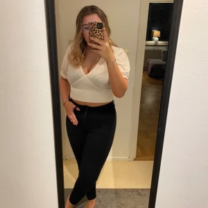 Vit topp  - Fin vit topp, från Gina tricot. Aldrig använd 