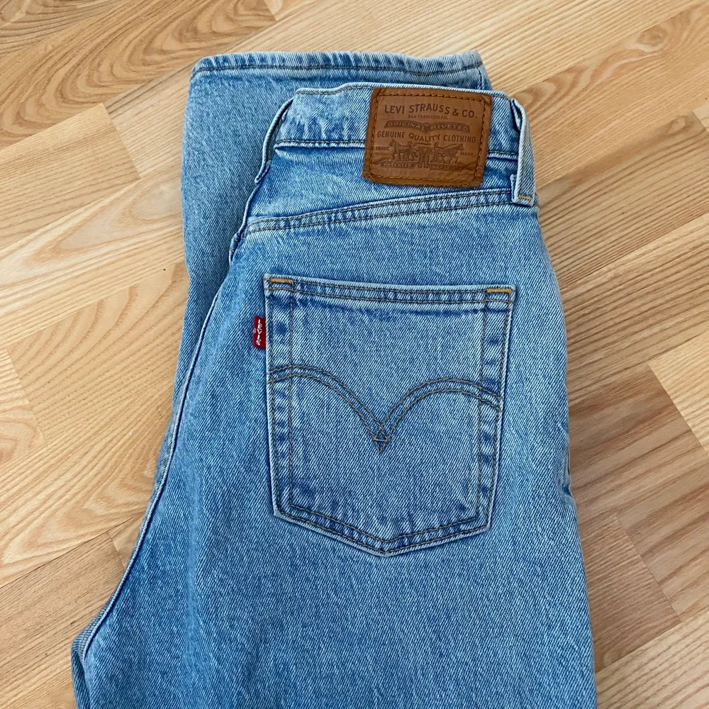 Superfina levi’s jeans i modellen ribcage straight ankle, storlek 26/27, köpare står för frakt på 63kr🥰🥰. Jeans & Byxor.