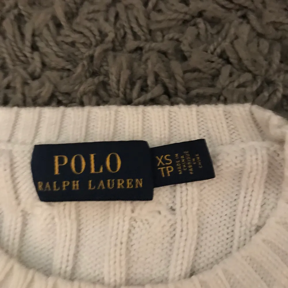 En Ralph lauren sweatshirt stickad. Använt endast två gånger, köpte den för 1000 kr.. Stickat.