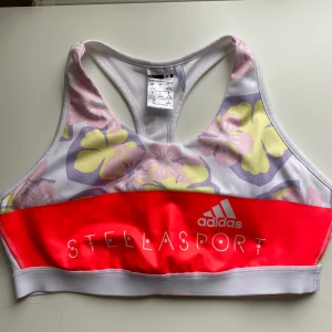 Tränings BH  - Knappt använd tränings Bh från adidas. Som ny! Köparen står för frakten💖
