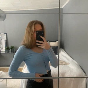 Blå kofta - Fin croppad blå kofta som aldrig är använd, är stl m men mer som en xs/s