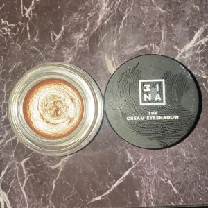 Ögonslugga - kräm ögonskugga. fin guldig färg, skulle nog kunna användas som kräm highliger också, aldig använd o inte ens testad. Frakten ingår i priset ⚡️
