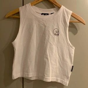Cheap monday topp - Svin cool vit topp frpn cheap monday! Köpes ny för inte sp längesedan därmed lappen. Aldrig använd och toppkvalitet:)