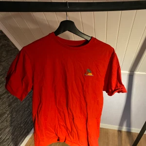 Röd t-shirt - Den är köpt på pull and bear och använd cirka 5 gånger. 