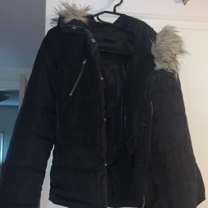 Vinterjacka med pälsluva  - I bra skick och varm ❣️ storlek 38 