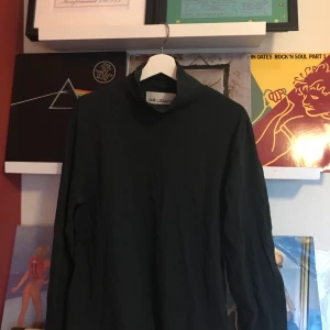 Our Legacy turtleneck - En long sleeve t-shirt med turtleneck från Our Legacy. Inköpt för typ 1000 spänn men har tyvärr växt ifrån den. Är själv 177 och den passar fortfarande men den är inte lika oversized på mig som den en gång var. Bara att höra av sig om man har frågor!