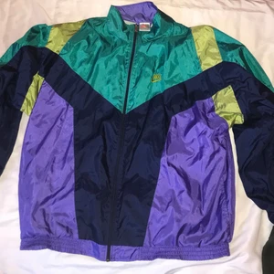 Vintage Nike windbreaker - Vintage Nike jacka inköpt på Humana i Stockholm. Själv har jag typ bara använt den på tillställningar med 80tals-tema då den inte riktigt är min stil. Inga flaws, vintage condition. Tar emot bud och kan skicka fler bilder om det önskas!